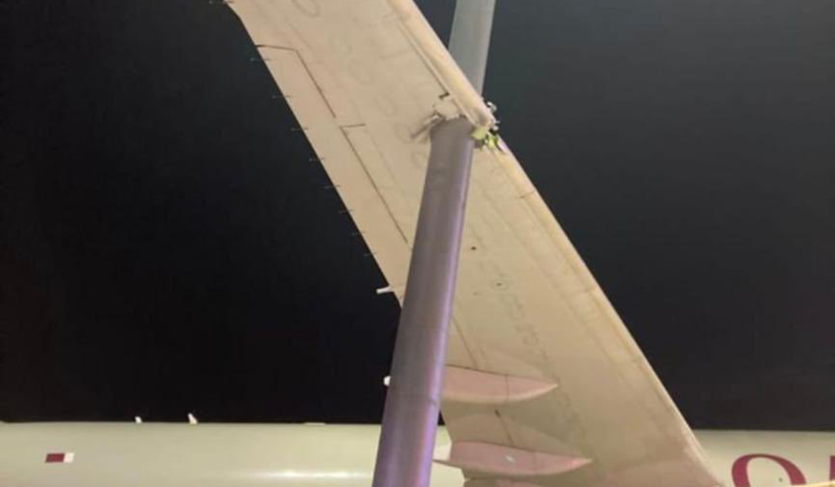 Qatar Airways wing clips lamppost at Chicago airport